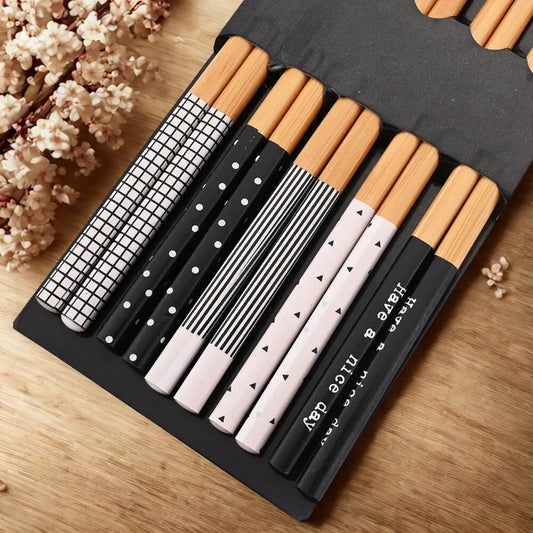 Baguettes chinoises en bois - noir et blanc graphiques